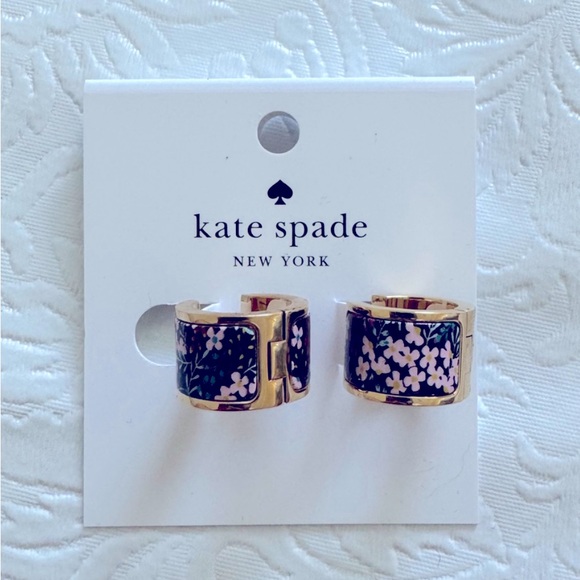 NWT ♠️ Kate Spade Heritage Flower Gold Huggie Hoop Earrings - Picture 1 of 3